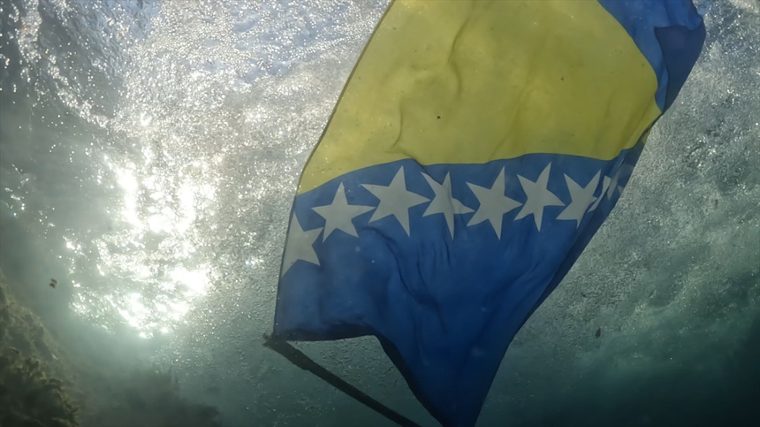 aa 20221125 29545528 29545501 dan drzavnosti bih obiljezen i postavljanjem drzavne zastave na dno rijeke une 1669383043