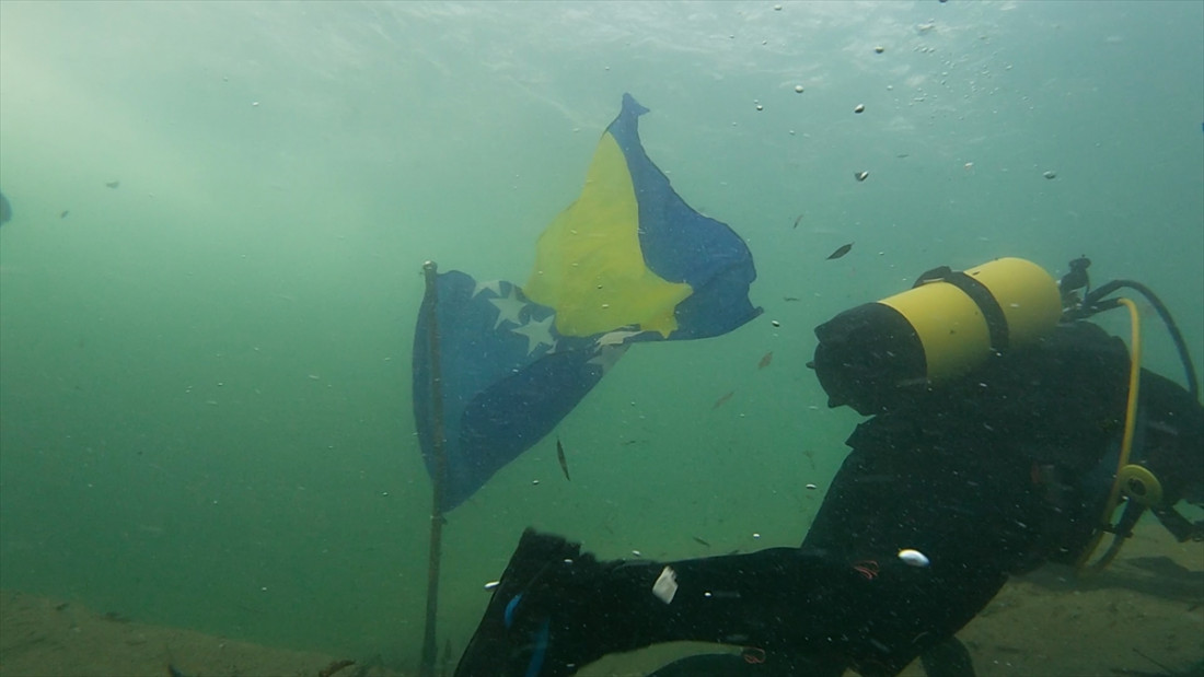 aa 20221125 29545528 29545502 dan drzavnosti bih obiljezen i postavljanjem drzavne zastave na dno rijeke une 1669383043